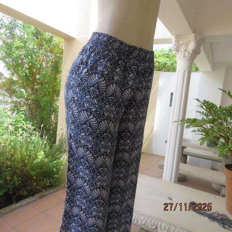 Navy-white-blue bohemian print wide legged casual pants with elasticated waist. Size 34