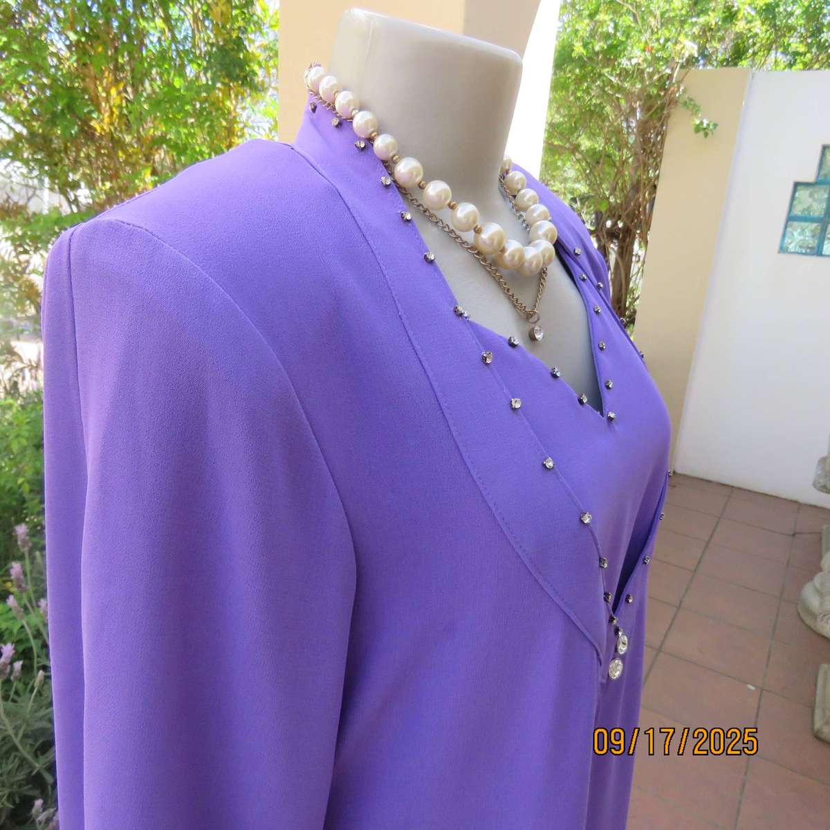 DIVANE iris purple 3 pc smart outfit. Pants-top and ankle length coat. Size 42