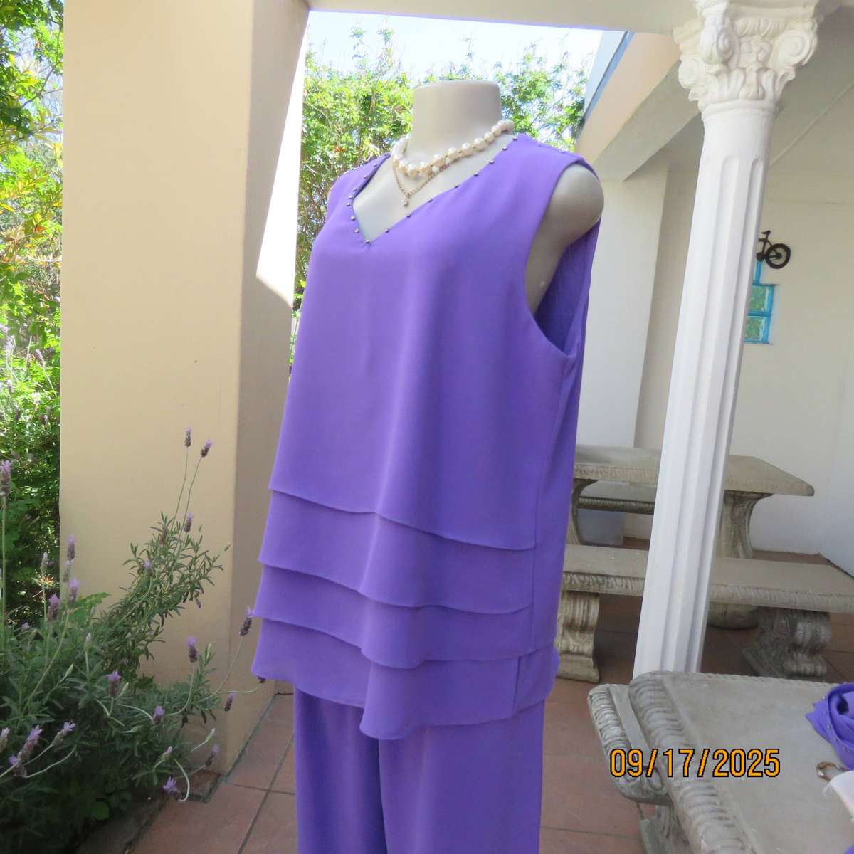 DIVANE iris purple 3 pc smart outfit. Pants-top and ankle length coat. Size 42