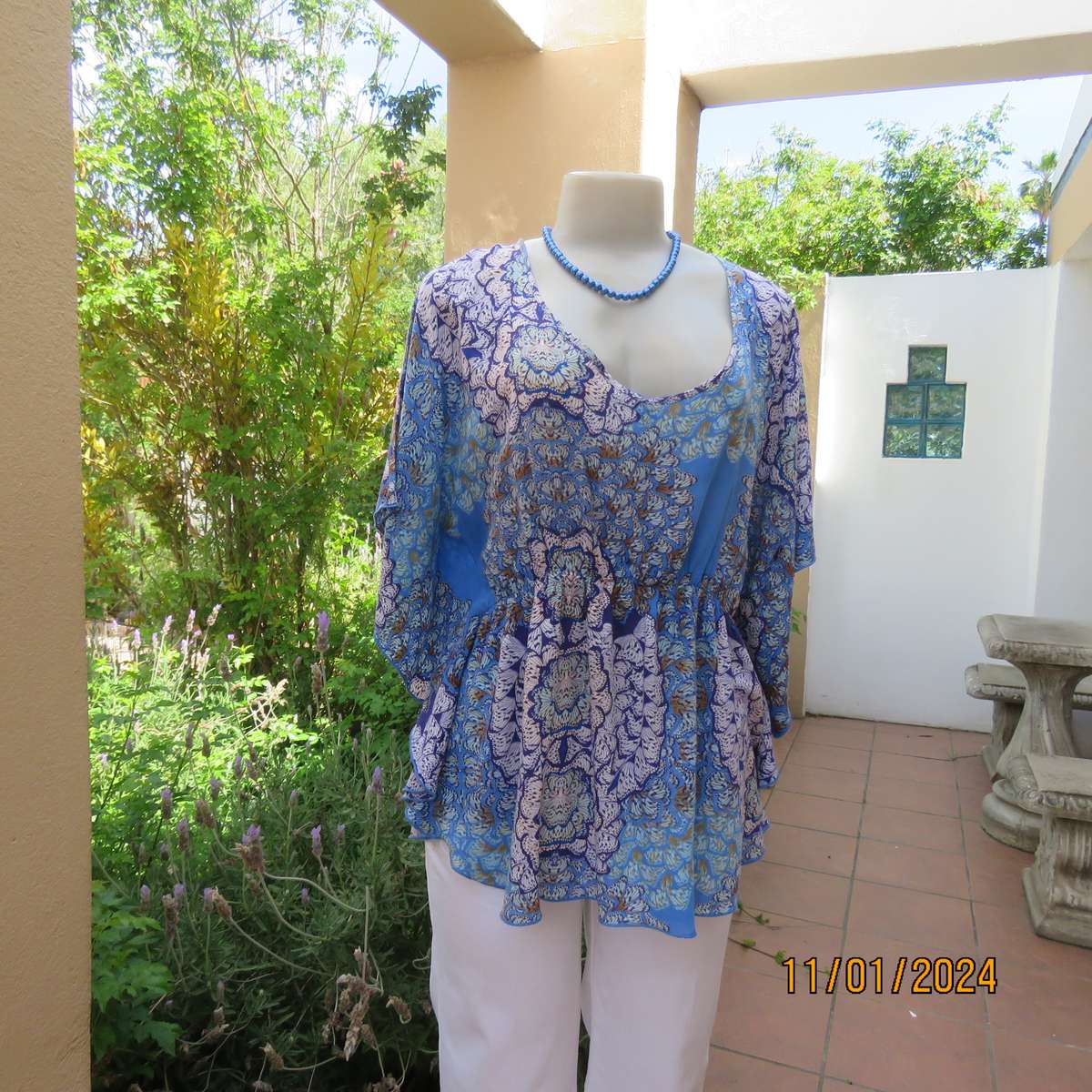 Cool halfmoon slip over viscose top size 40 by NEWS. Cut on wide rounded sleeves.Blue shades.