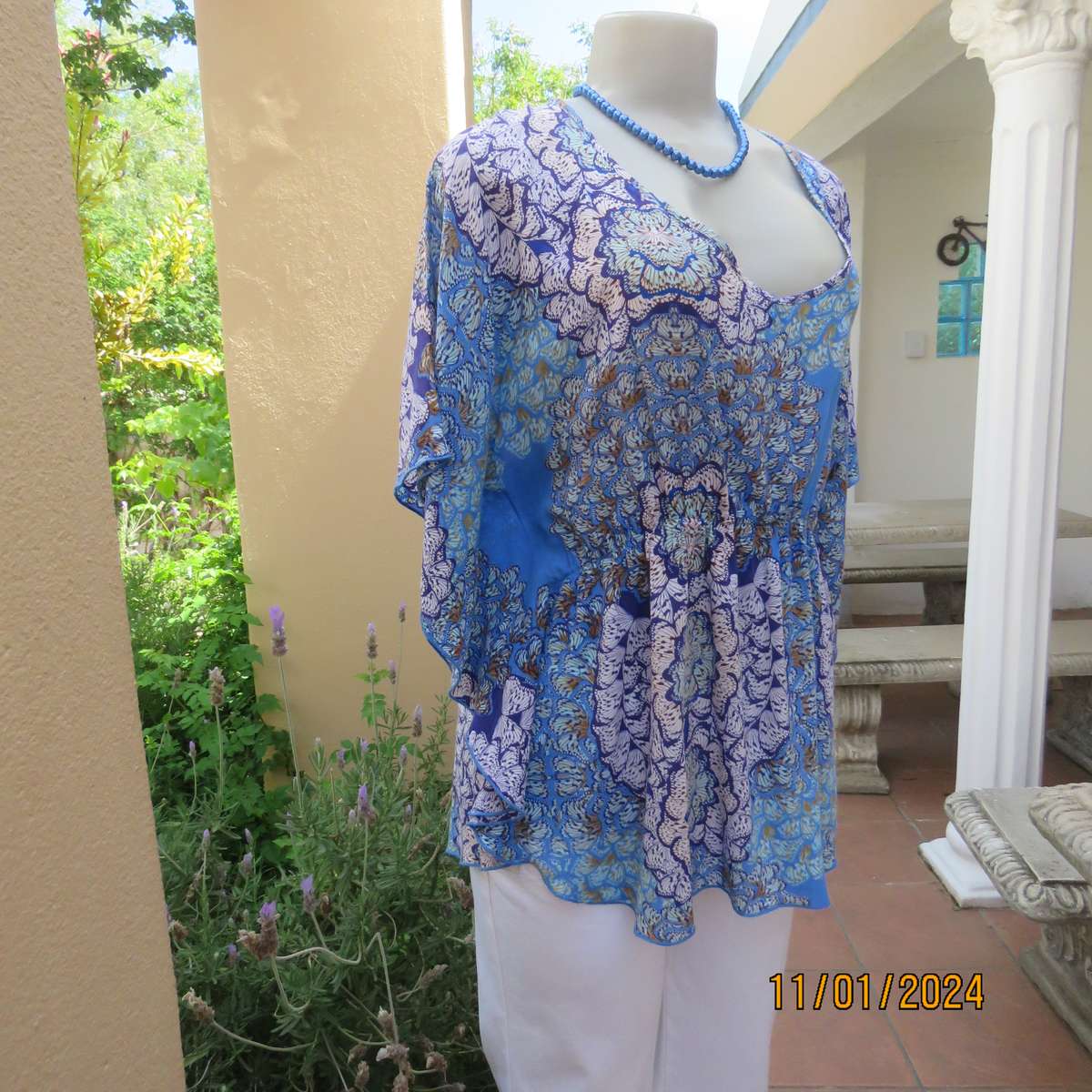 Cool halfmoon slip over viscose top size 40 by NEWS. Cut on wide rounded sleeves.Blue shades.