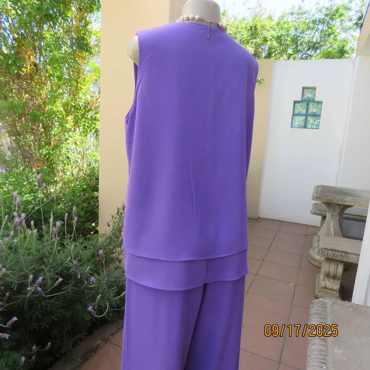 DIVANE iris purple 3 pc smart outfit. Pants-top and ankle length coat. Size 42
