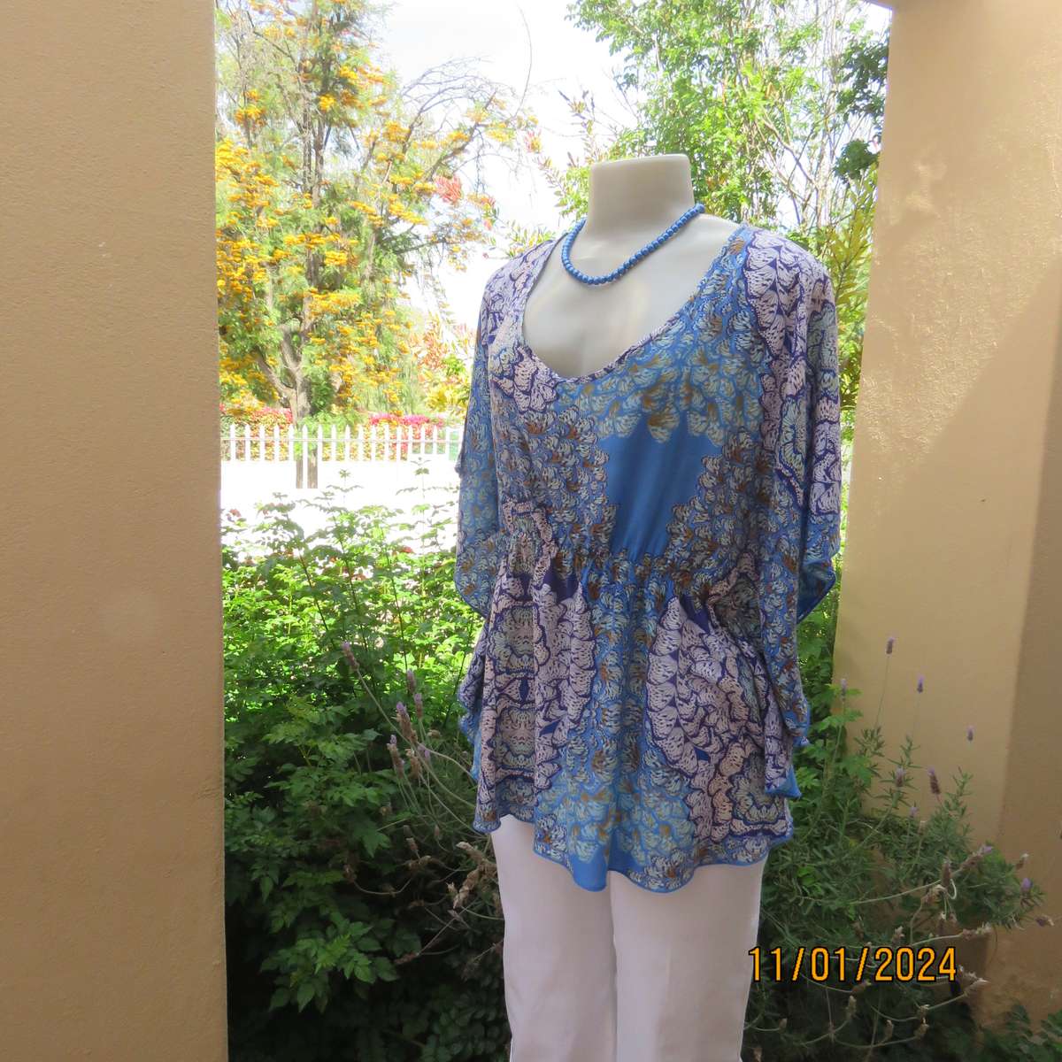 Cool halfmoon slip over viscose top size 40 by NEWS. Cut on wide rounded sleeves.Blue shades.