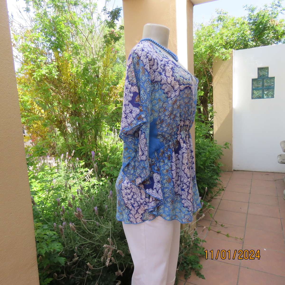 Cool halfmoon slip over viscose top size 40 by NEWS. Cut on wide rounded sleeves.Blue shades.