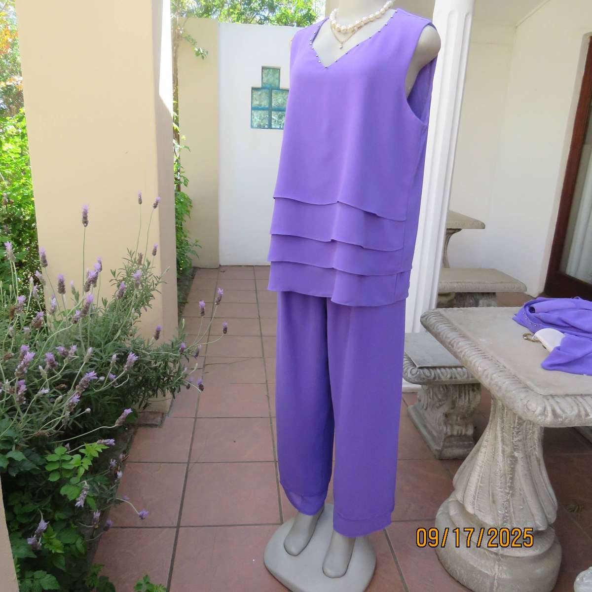DIVANE iris purple 3 pc smart outfit. Pants-top and ankle length coat. Size 42