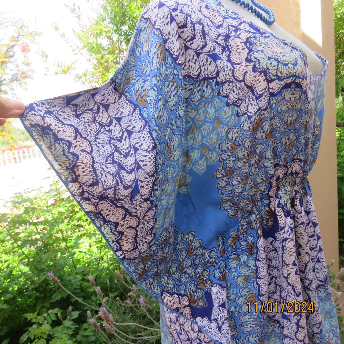 Cool halfmoon slip over viscose top size 40 by NEWS. Cut on wide rounded sleeves.Blue shades.
