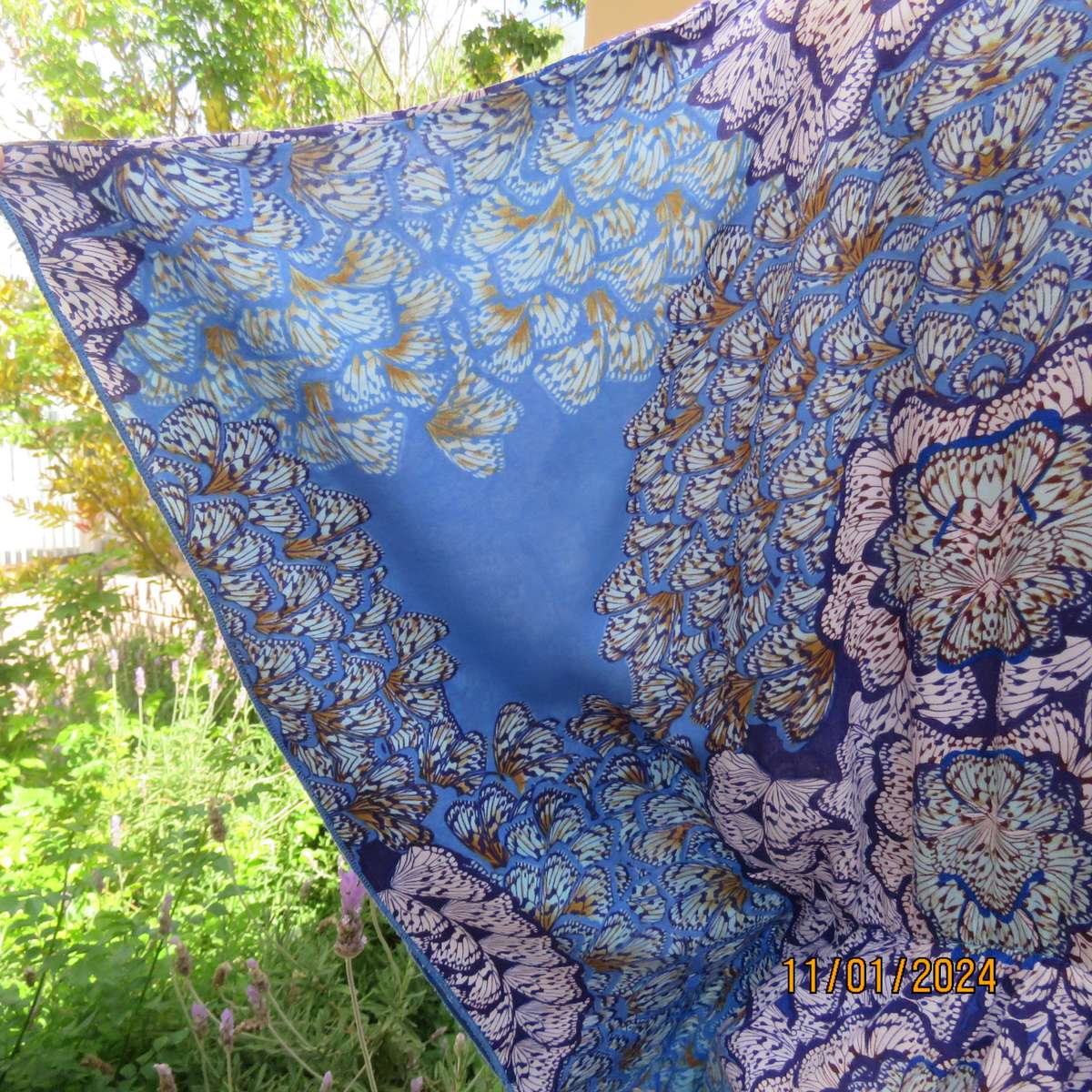 Cool halfmoon slip over viscose top size 40 by NEWS. Cut on wide rounded sleeves.Blue shades.