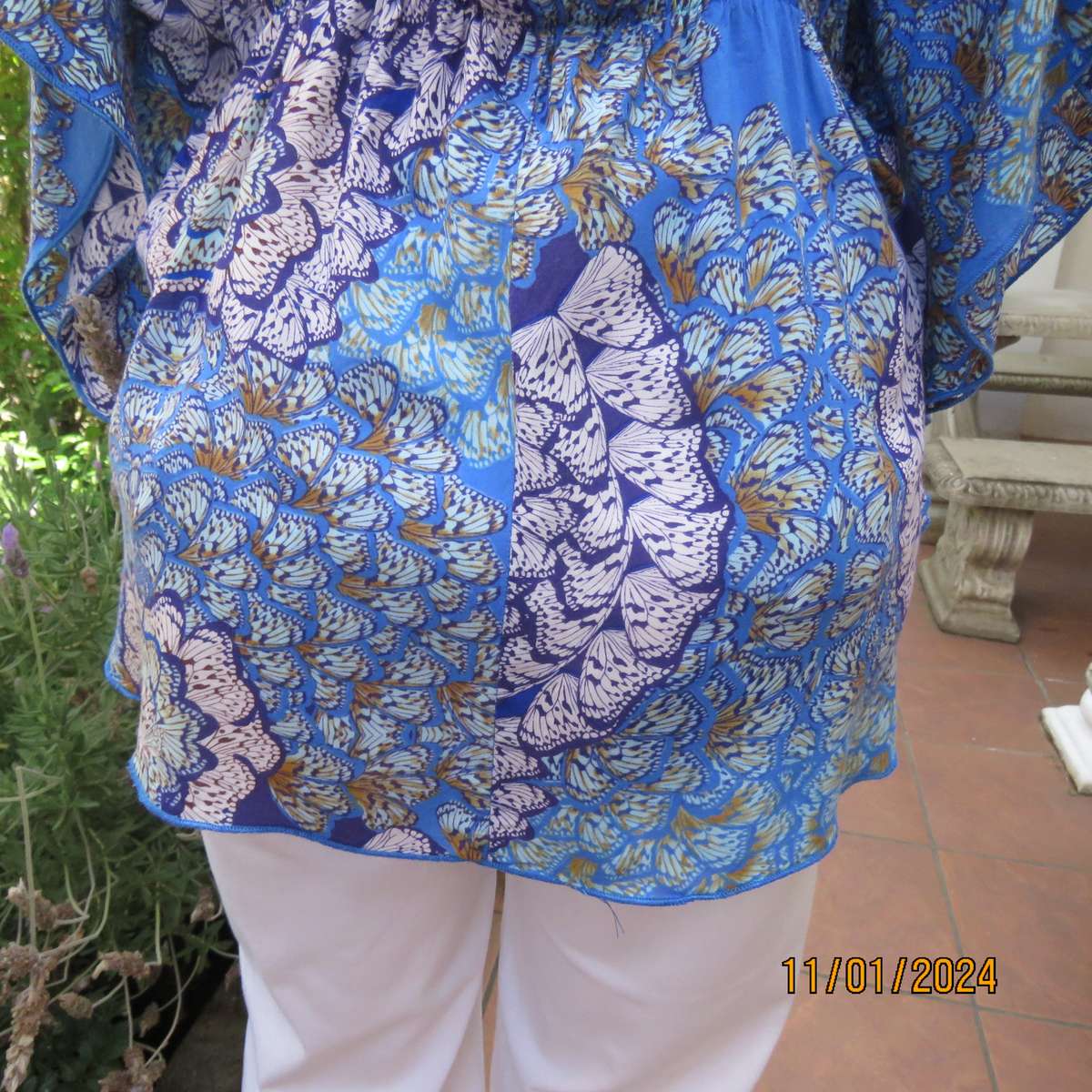 Cool halfmoon slip over viscose top size 40 by NEWS. Cut on wide rounded sleeves.Blue shades.