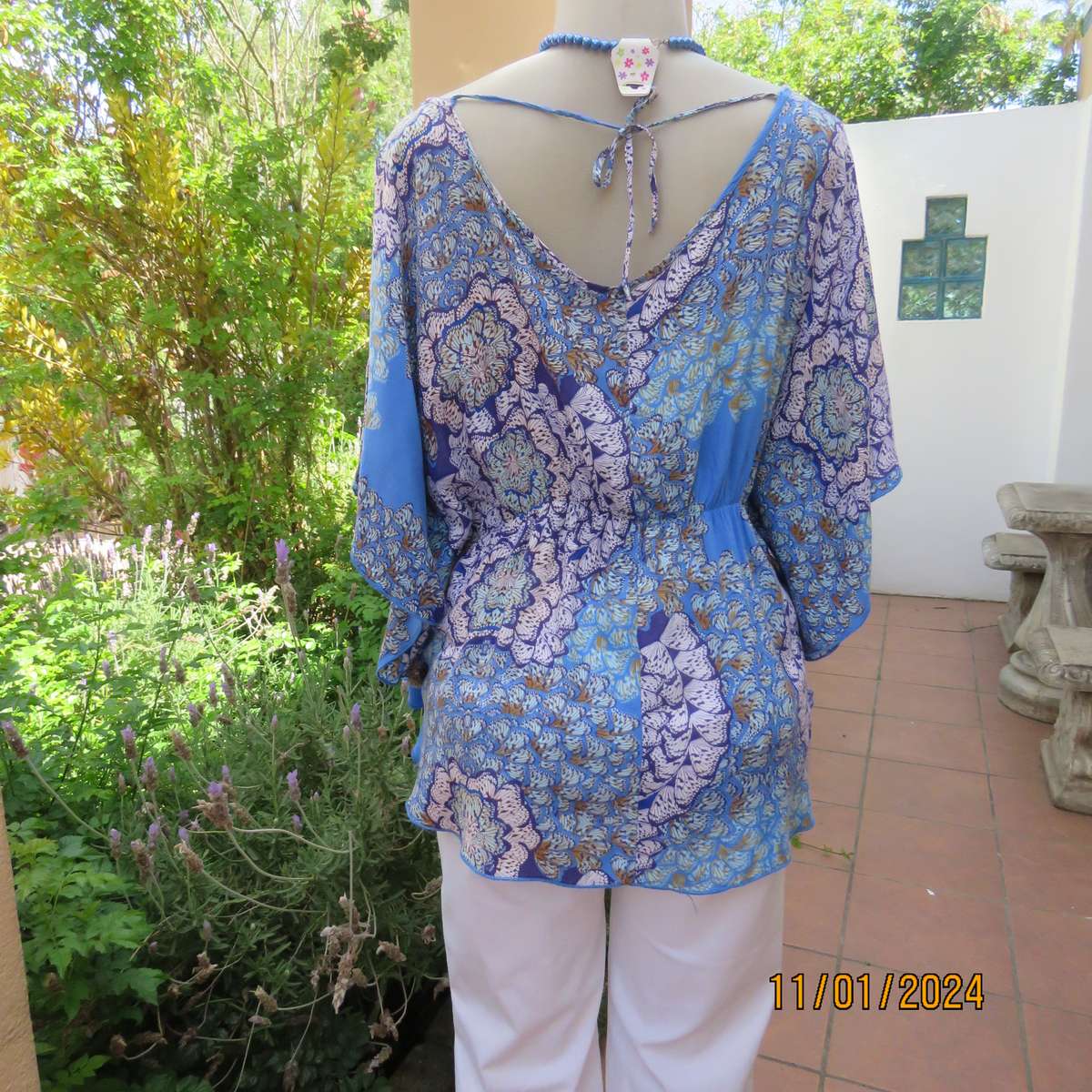 Cool halfmoon slip over viscose top size 40 by NEWS. Cut on wide rounded sleeves.Blue shades.
