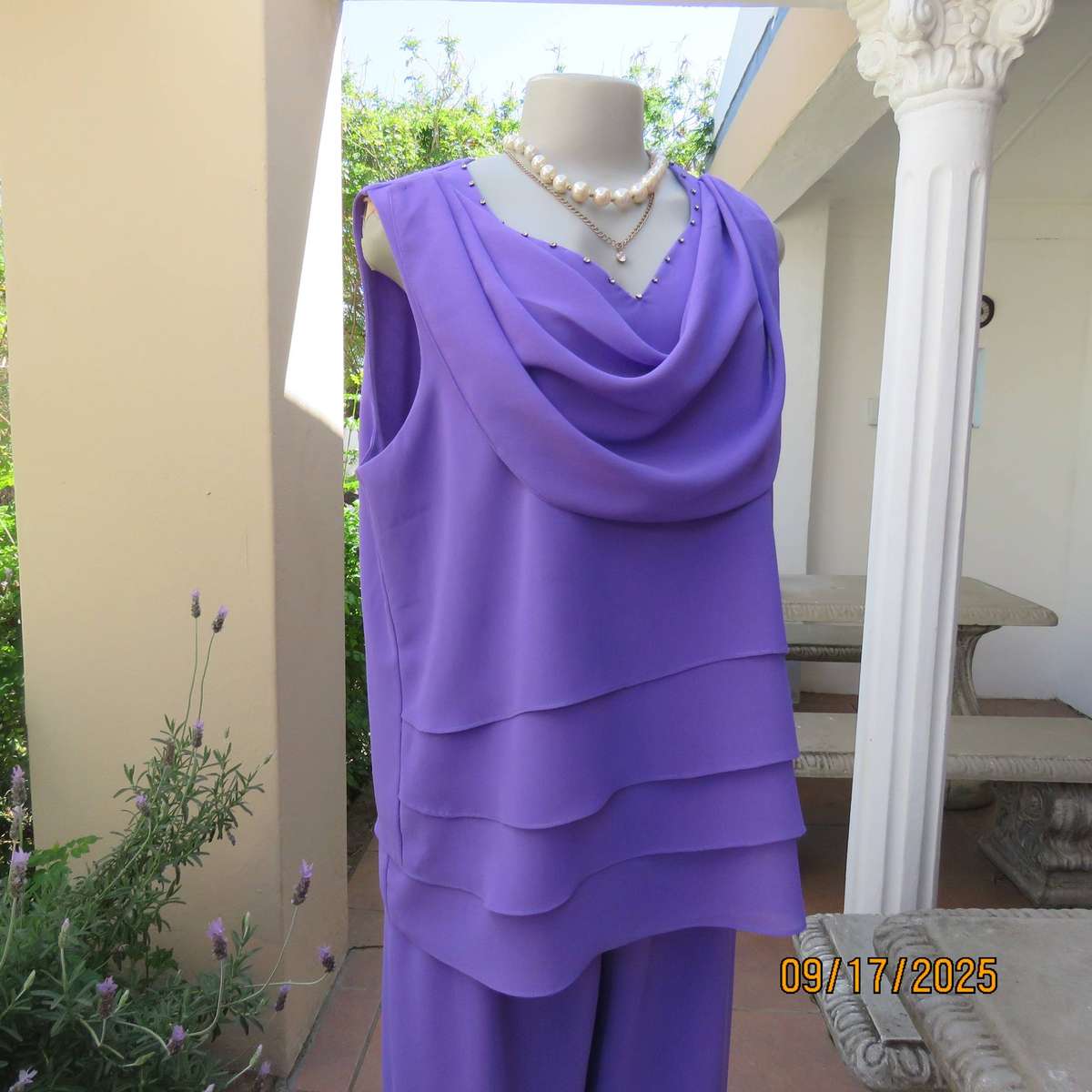 DIVANE iris purple 3 pc smart outfit. Pants-top and ankle length coat. Size 42