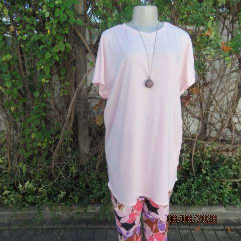 RT longer length soft pink polyester stretch top with tiny cut-on sleeves size 42
