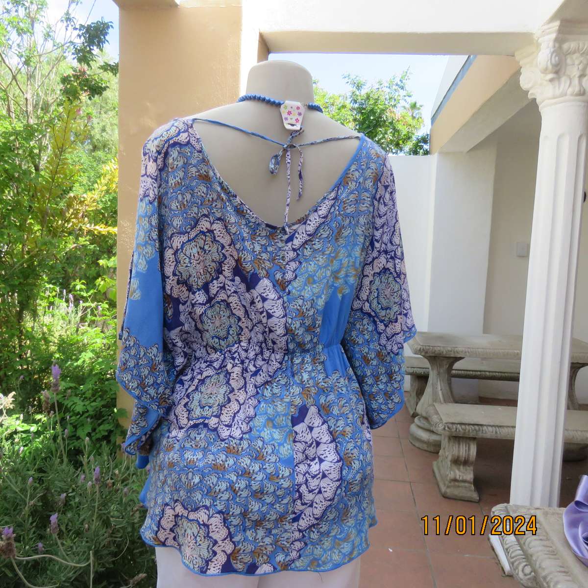 Cool halfmoon slip over viscose top size 40 by NEWS. Cut on wide rounded sleeves.Blue shades.