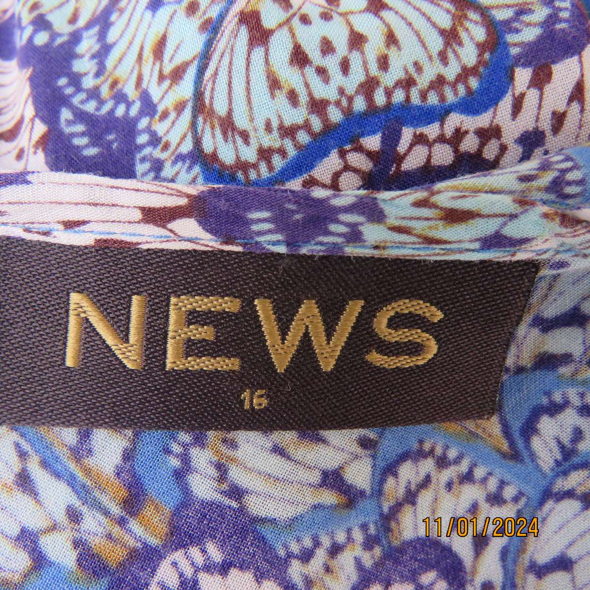 Cool halfmoon slip over viscose top size 40 by NEWS. Cut on wide rounded sleeves.Blue shades.