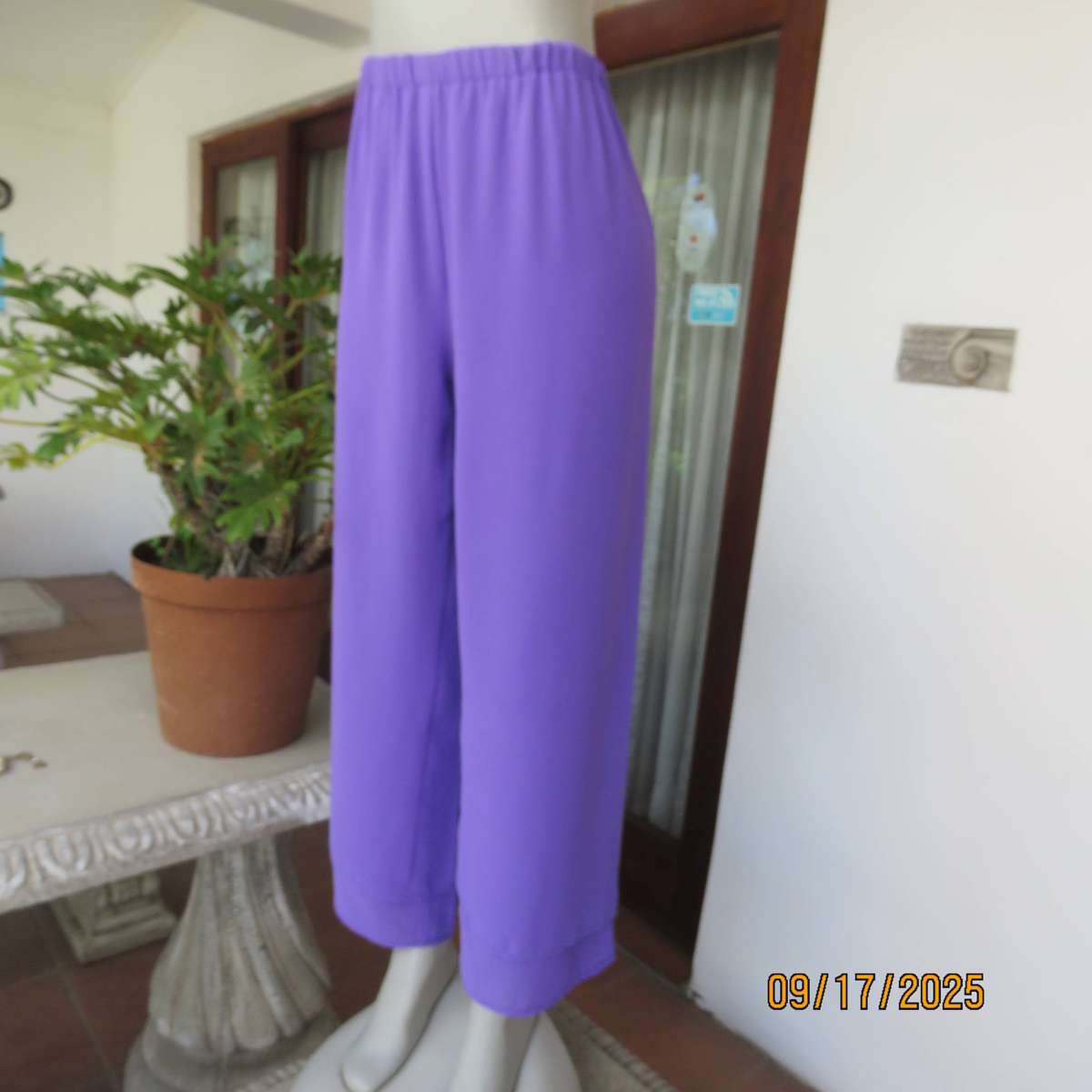 DIVANE iris purple 3 pc smart outfit. Pants-top and ankle length coat. Size 42