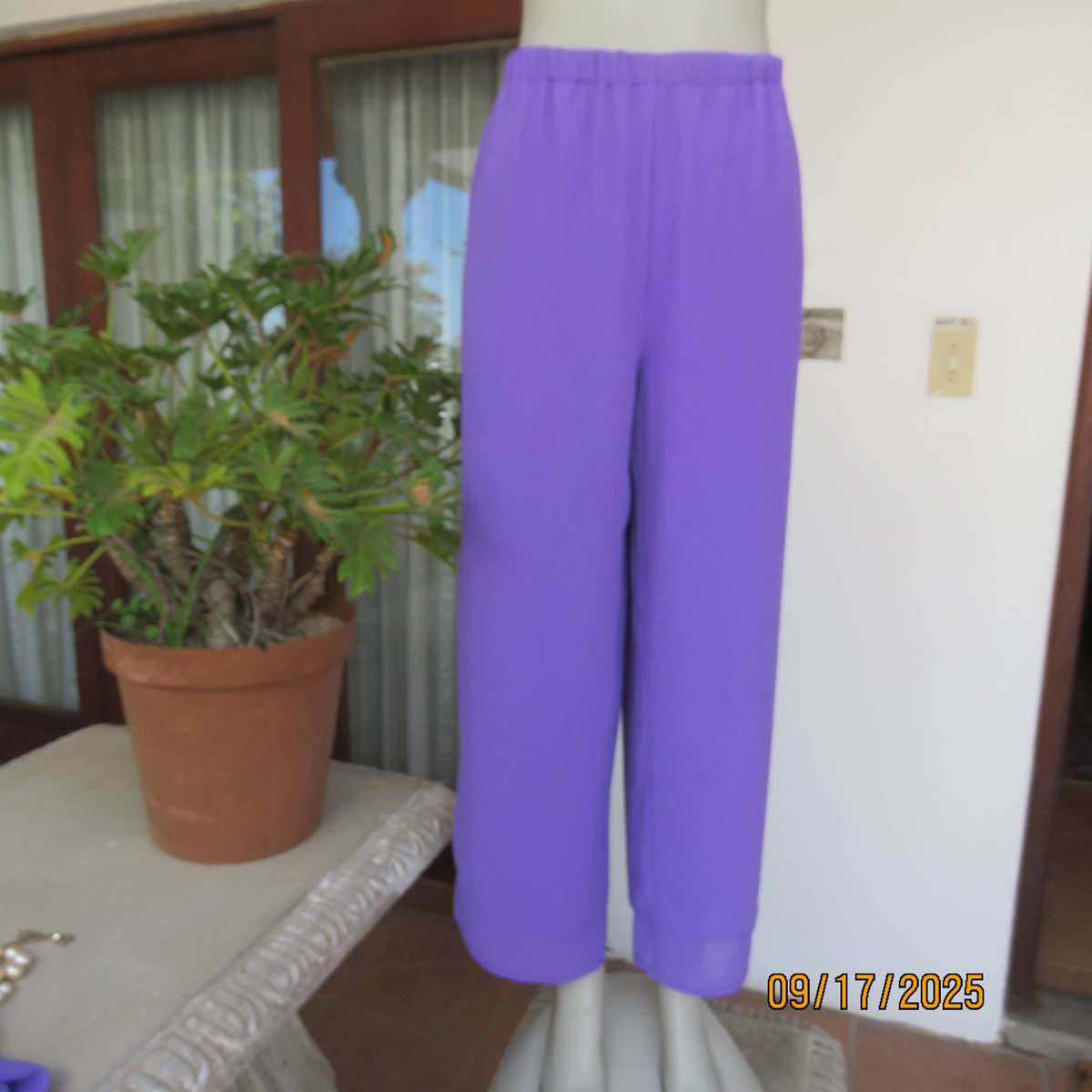 DIVANE iris purple 3 pc smart outfit. Pants-top and ankle length coat. Size 42