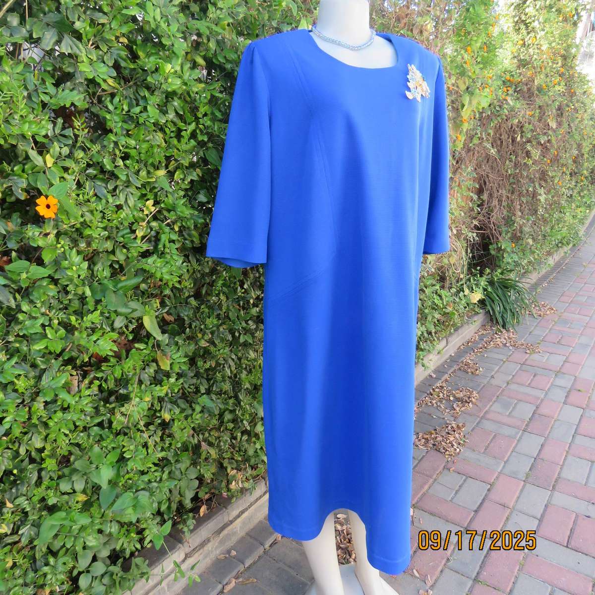 Royal blue vintage crimped polyester dress with long zip. Elbow sleeves. Size 44