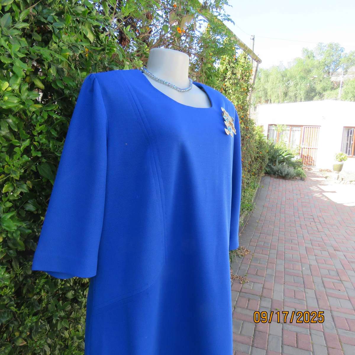 Royal blue vintage crimped polyester dress with long zip. Elbow sleeves. Size 44