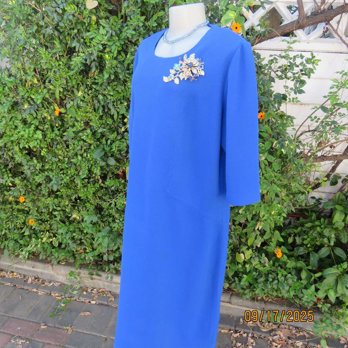 Royal blue vintage crimped polyester dress with long zip. Elbow sleeves. Size 44