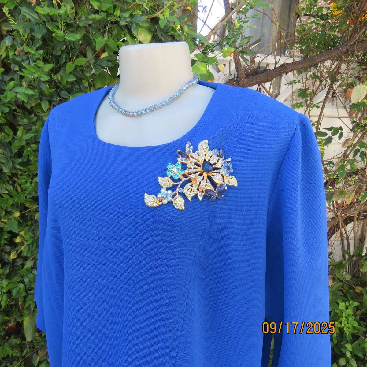 Royal blue vintage crimped polyester dress with long zip. Elbow sleeves. Size 44
