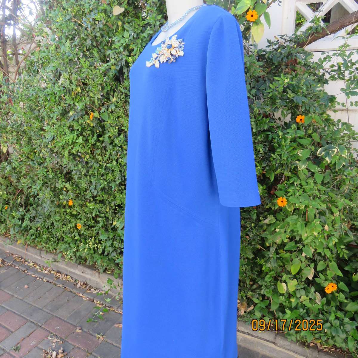 Royal blue vintage crimped polyester dress with long zip. Elbow sleeves. Size 44