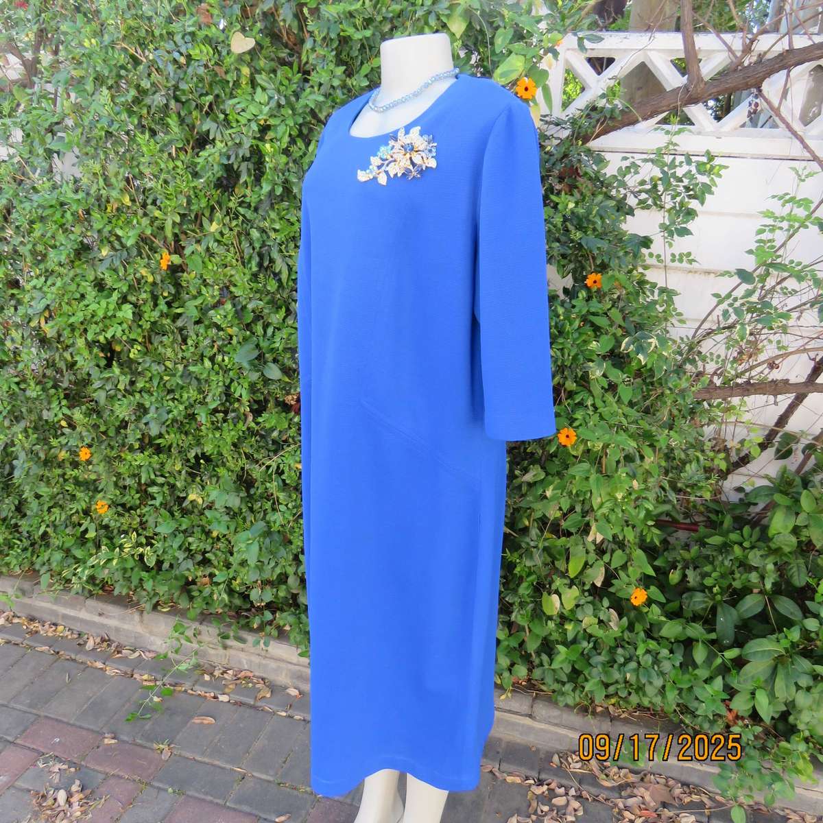 Royal blue vintage crimped polyester dress with long zip. Elbow sleeves. Size 44