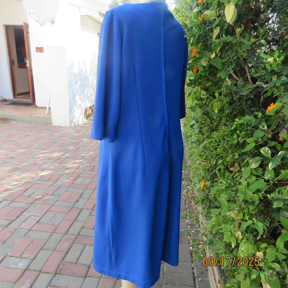 Royal blue vintage crimped polyester dress with long zip. Elbow sleeves. Size 44