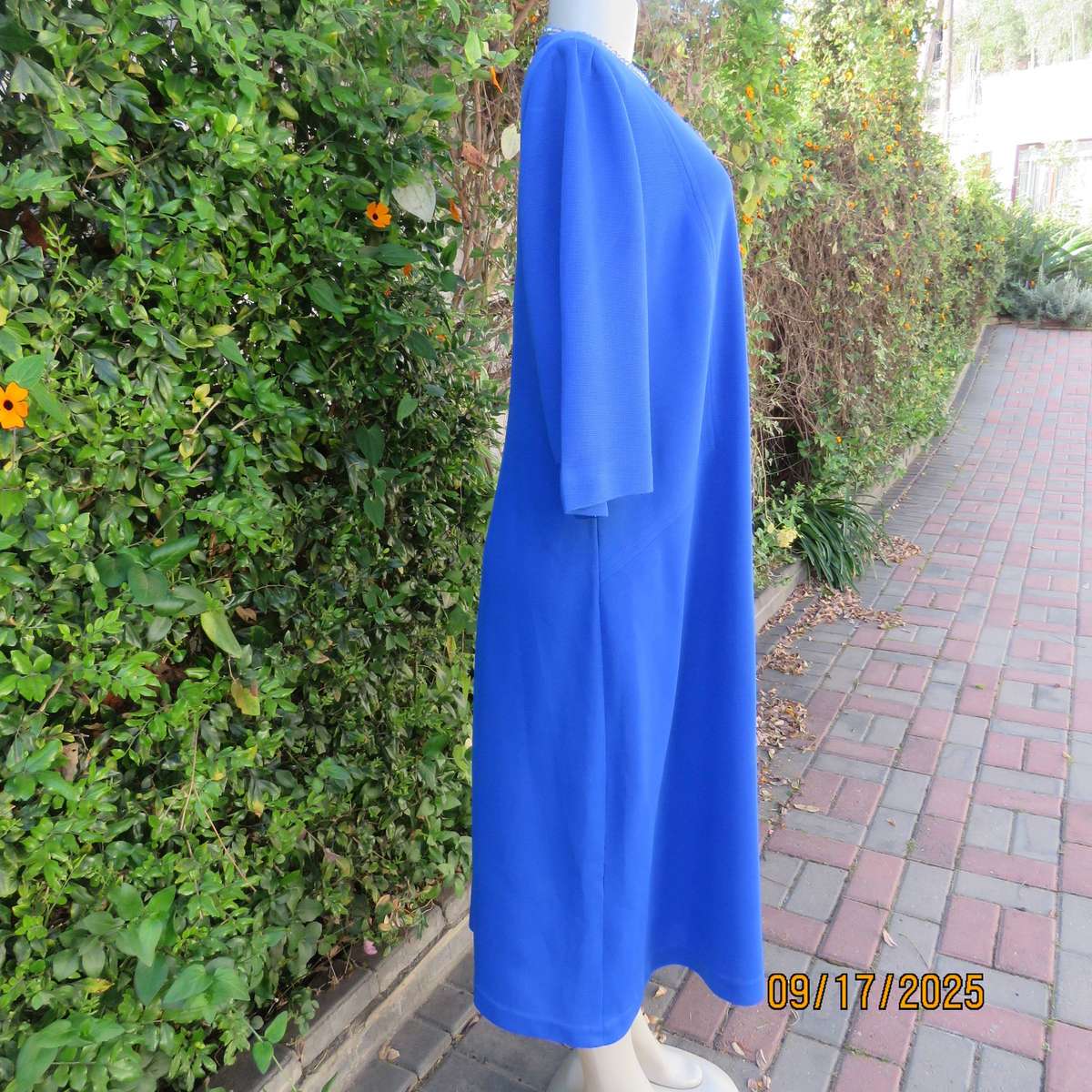 Royal blue vintage crimped polyester dress with long zip. Elbow sleeves. Size 44