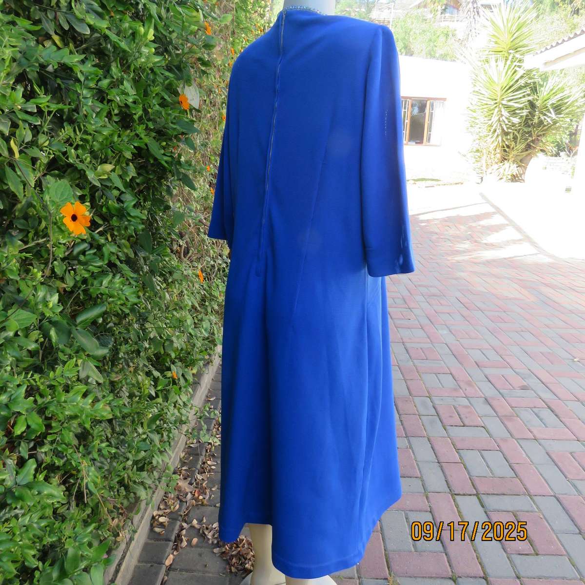 Royal blue vintage crimped polyester dress with long zip. Elbow sleeves. Size 44