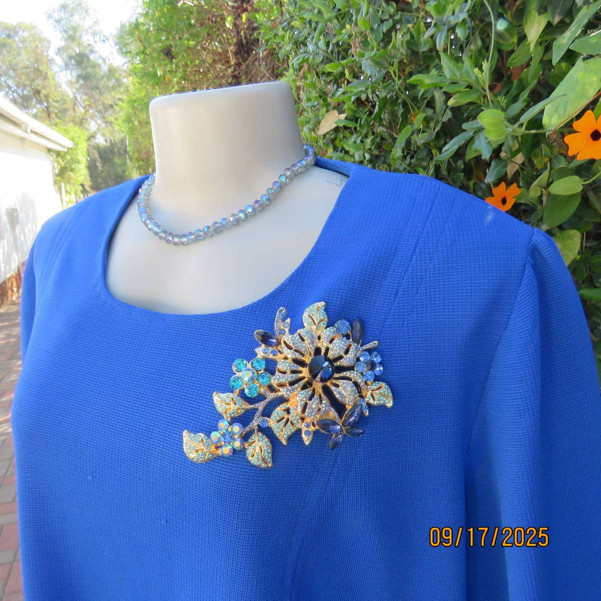 Royal blue vintage crimped polyester dress with long zip. Elbow sleeves. Size 44