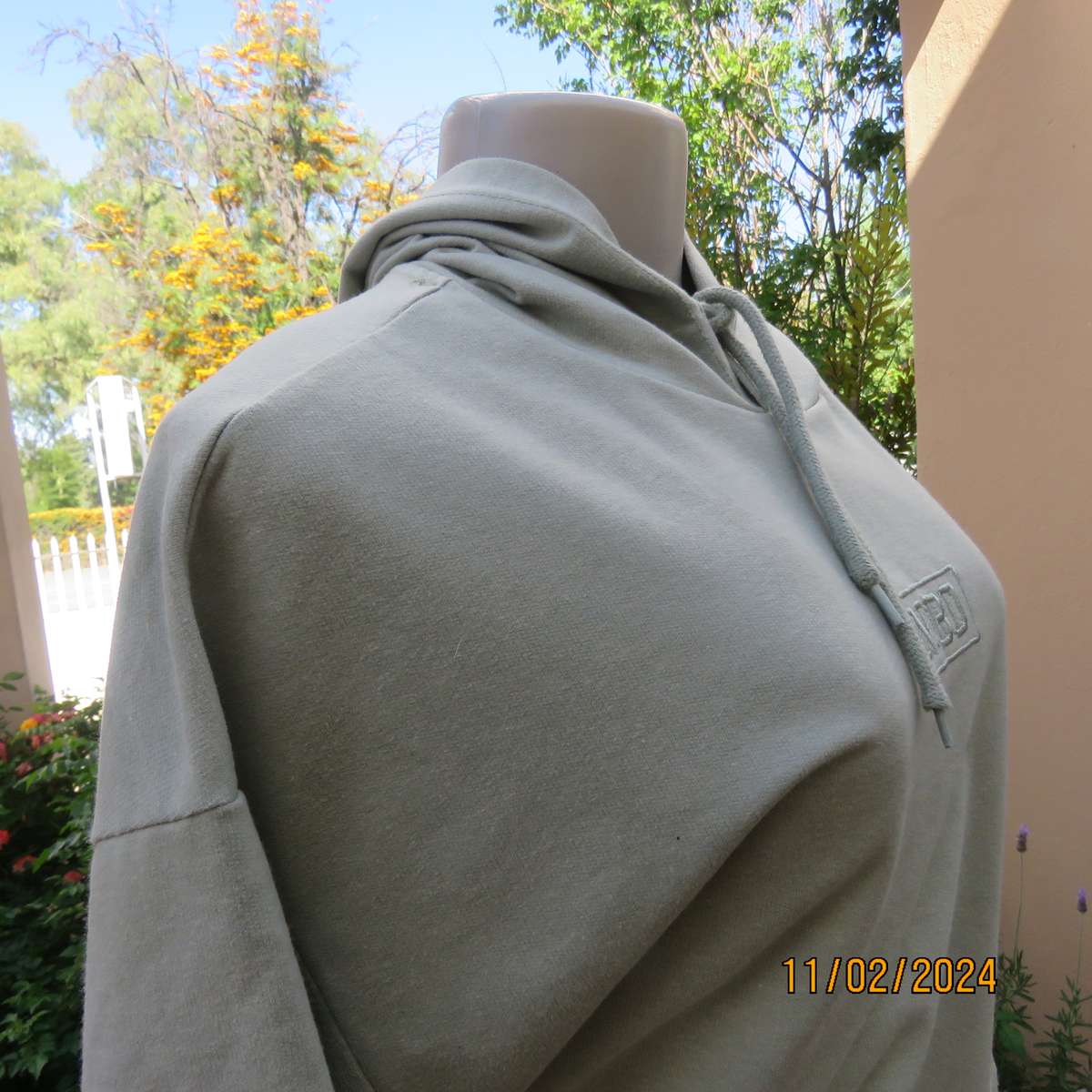 Soft mint green polycotton short sleeve hoody by NBD size 36. Kangaroo pocket. Very good cond.