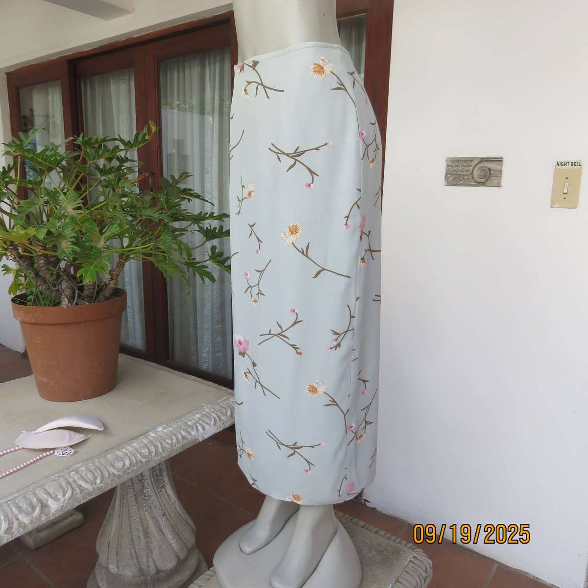 Boutique made light sage green lined pencil bandless skirt with floral print. Size 38