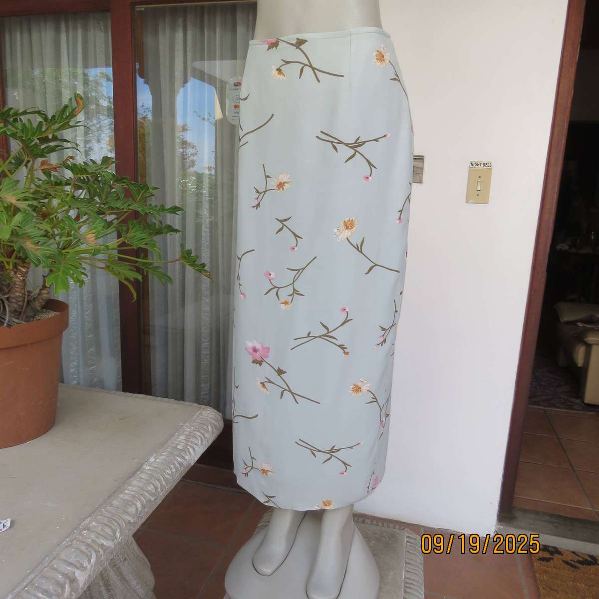 Boutique made light sage green lined pencil bandless skirt with floral print. Size 38
