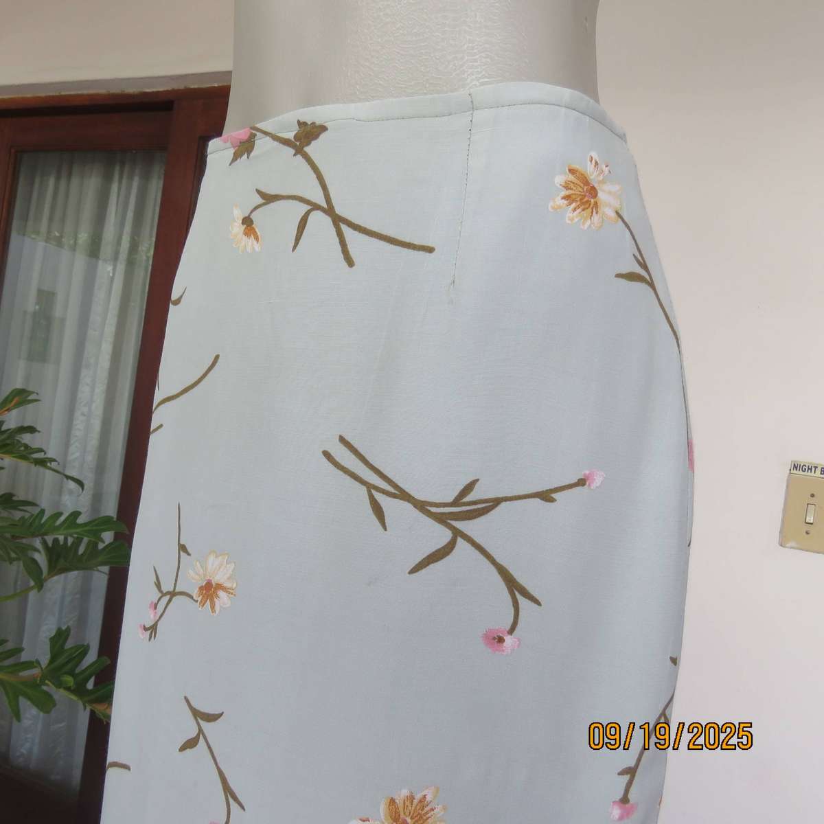 Boutique made light sage green lined pencil bandless skirt with floral print. Size 38