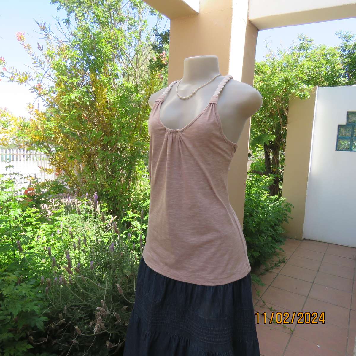Mottled beige-white polycotton top with braided rope straps. Size 34. Wooden buckle at back.