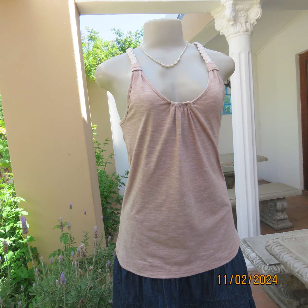 Mottled beige-white polycotton top with braided rope straps. Size 34. Wooden buckle at back.