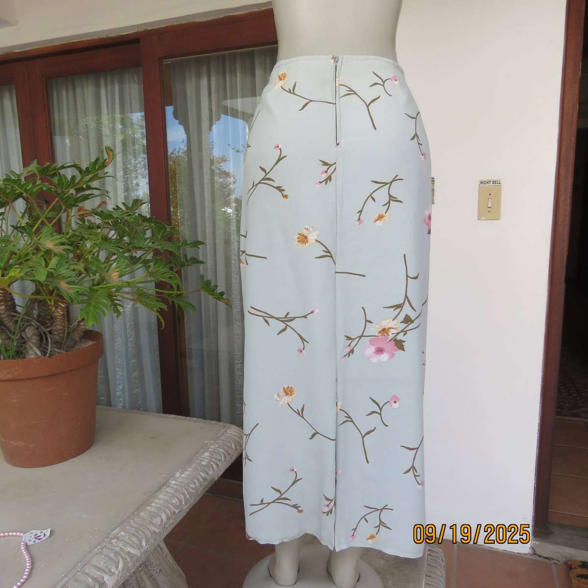Boutique made light sage green lined pencil bandless skirt with floral print. Size 38