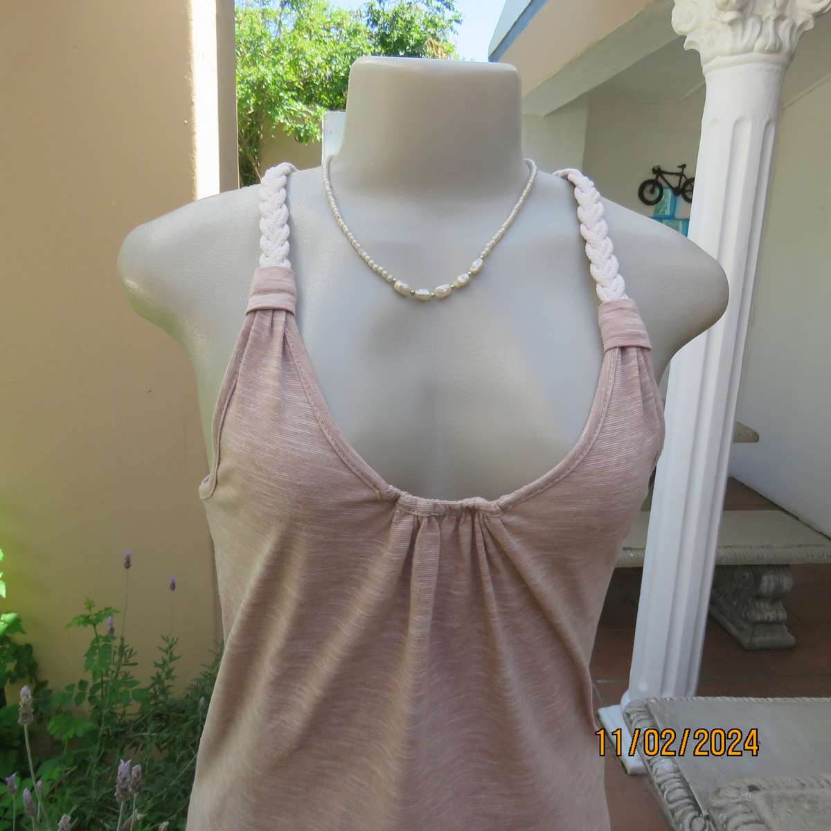 Mottled beige-white polycotton top with braided rope straps. Size 34. Wooden buckle at back.