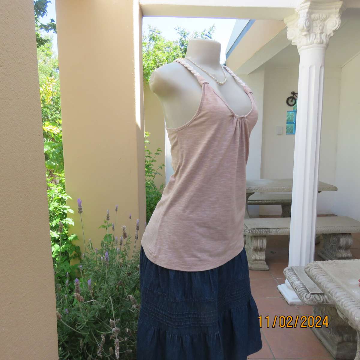 Mottled beige-white polycotton top with braided rope straps. Size 34. Wooden buckle at back.
