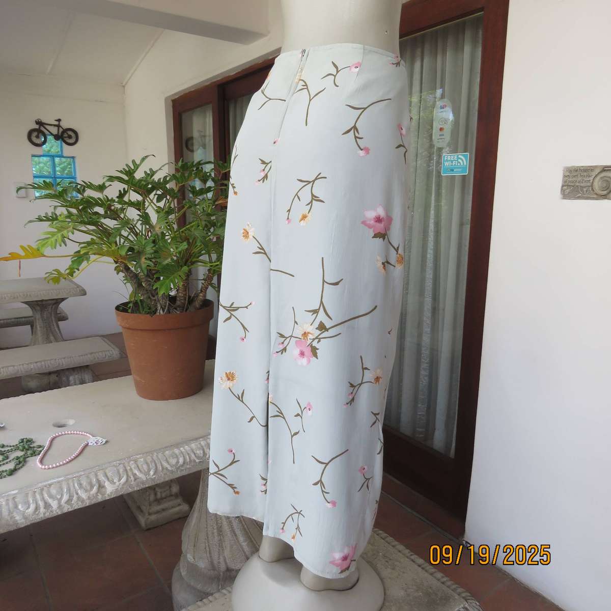 Boutique made light sage green lined pencil bandless skirt with floral print. Size 38