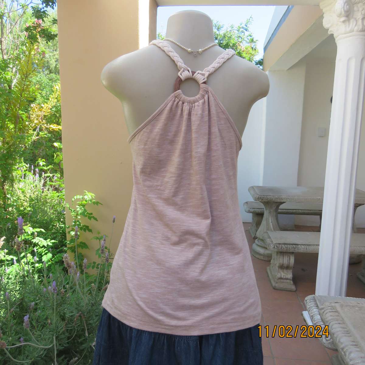 Mottled beige-white polycotton top with braided rope straps. Size 34. Wooden buckle at back.