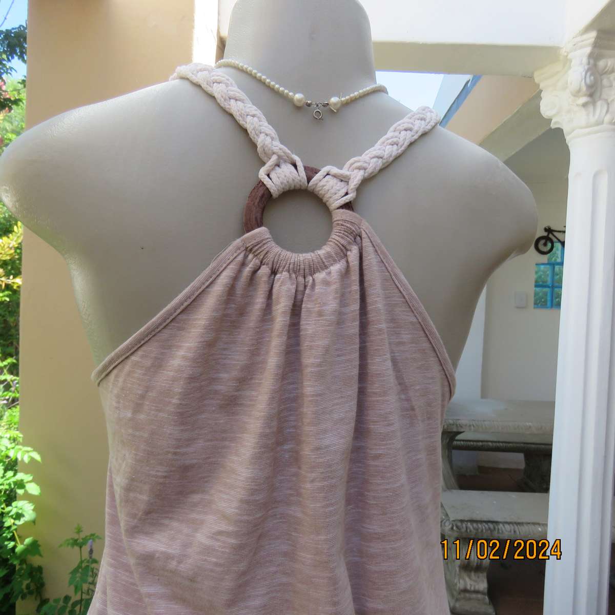 Mottled beige-white polycotton top with braided rope straps. Size 34. Wooden buckle at back.
