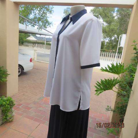 WOOLWORTHS white polyester short sleeve button down top with navy collar and trims. Size 38-40