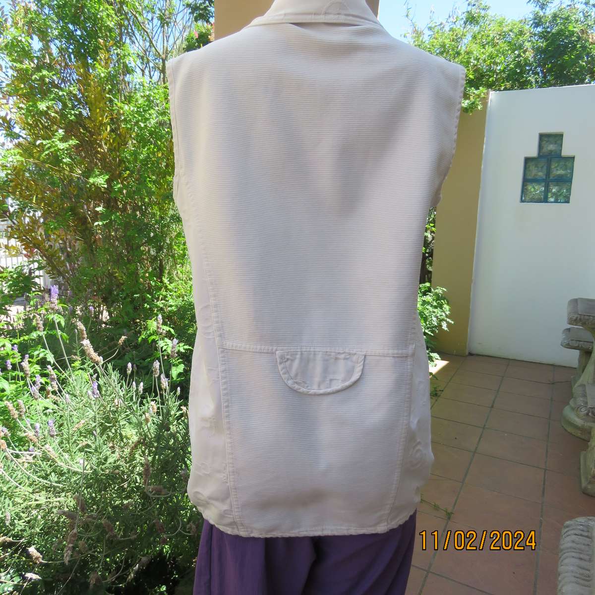 Must have white sleeveless patterned 100% cotton top-jacket. Drawstring hem. Pockets.Detail.Size 38.