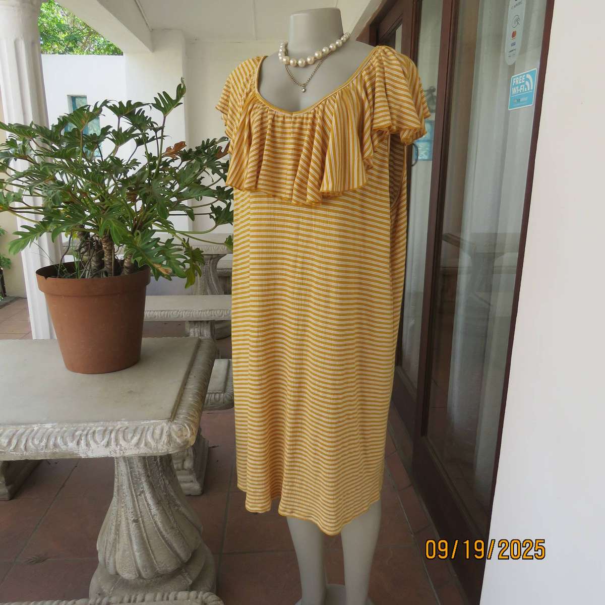 FOSHINI white-mustard horizontal striped shift dress. Poly-viscose stretch. Wide collar. Size 44-46