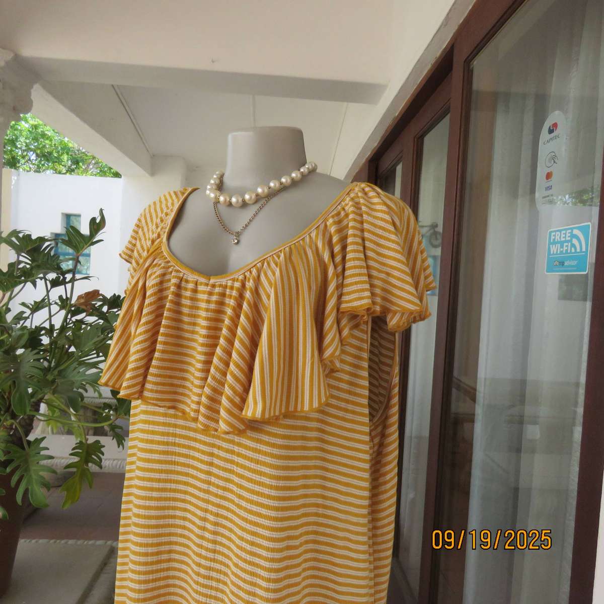 FOSHINI white-mustard horizontal striped shift dress. Poly-viscose stretch. Wide collar. Size 44-46