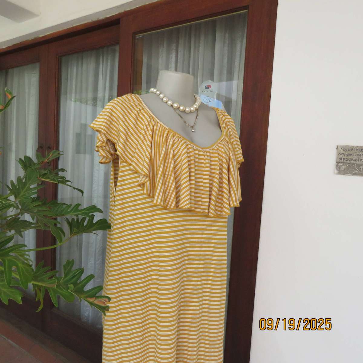 FOSHINI white-mustard horizontal striped shift dress. Poly-viscose stretch. Wide collar. Size 44-46