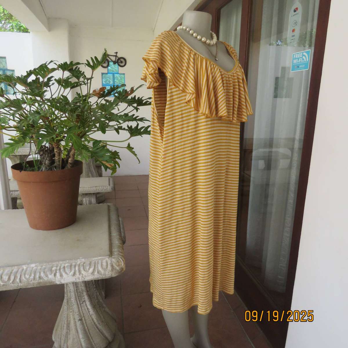 FOSHINI white-mustard horizontal striped shift dress. Poly-viscose stretch. Wide collar. Size 44-46