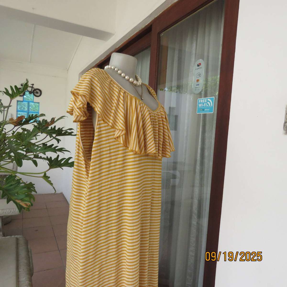 FOSHINI white-mustard horizontal striped shift dress. Poly-viscose stretch. Wide collar. Size 44-46