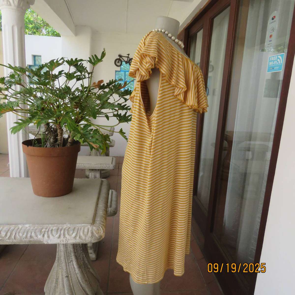FOSHINI white-mustard horizontal striped shift dress. Poly-viscose stretch. Wide collar. Size 44-46