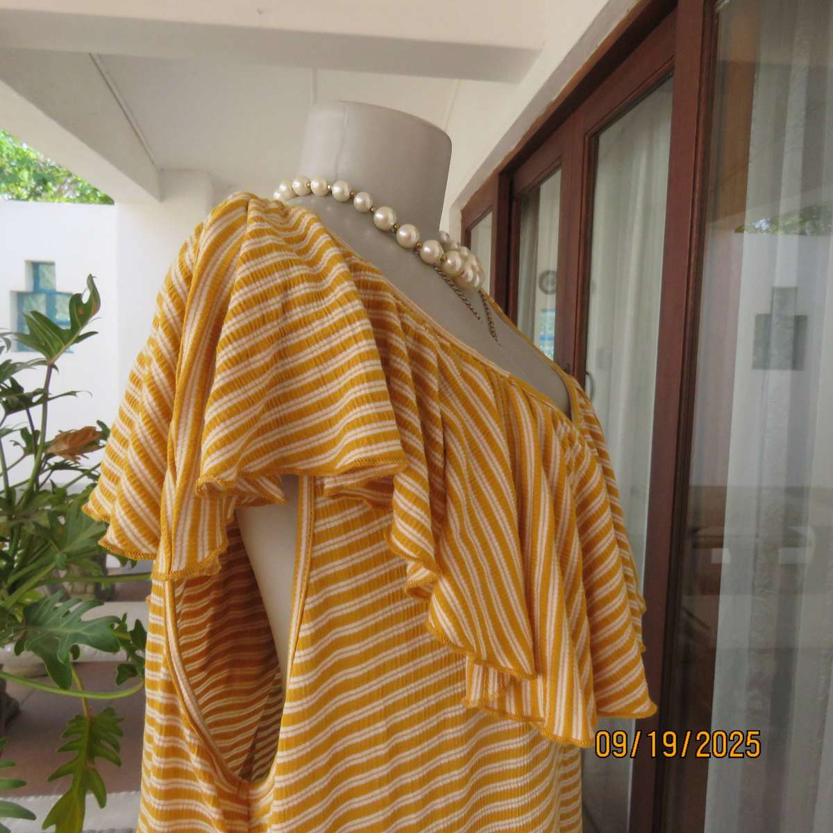 FOSHINI white-mustard horizontal striped shift dress. Poly-viscose stretch. Wide collar. Size 44-46